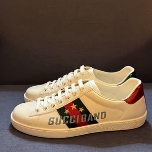 100% authentic New with box and dustbag.
